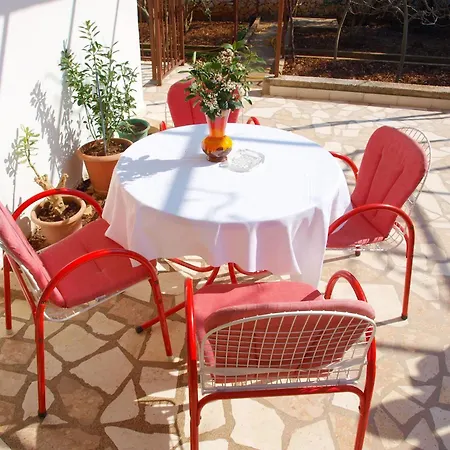 Apartment Mirja - 100m From The & Parking Trogir